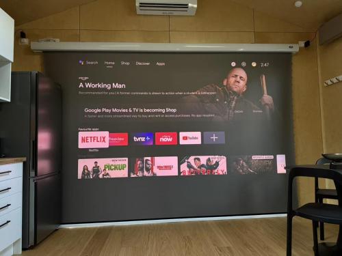 Et tv og/eller underholdning på Lake & Mountain Views with Spa & Home Cinema