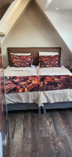 two beds in a room with a attic at Slapen bij Ticho in Yerseke