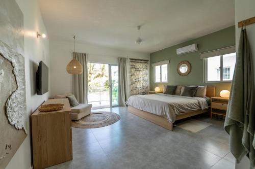 En eller flere senge i et værelse på La Fenice 3 Bedroom Beachfront Apartment