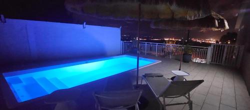 Der Swimmingpool an oder in der Nähe von Studio Josie
