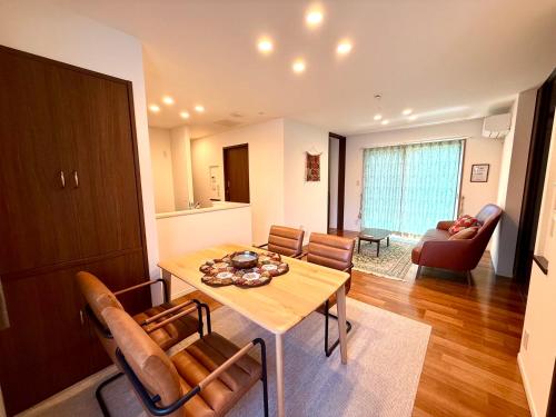 ein Wohnzimmer mit Esstisch und Stühlen in der Unterkunft Private stay, fully equipped 45 square meter, Easy access to Disneyland & Airports in Tokio