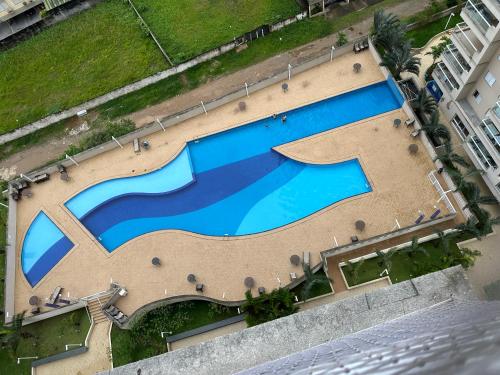 an overhead view of a swimming pool at a resort at Lazer de resort e vista marcante in Guarujá
