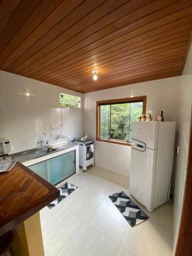Dapur atau dapur kecil di Apartamento 2 quartos Vila do Abraão