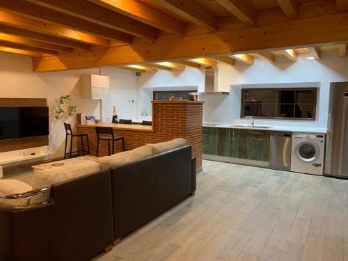un grand salon avec un canapé et une cuisine dans l'établissement CASA DE LA LASTRA Luena, à San Miguel de Luena