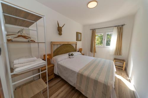 una camera da letto con un letto grande e una finestra di Cortijillo La Molinera a Jerez del Marquesado