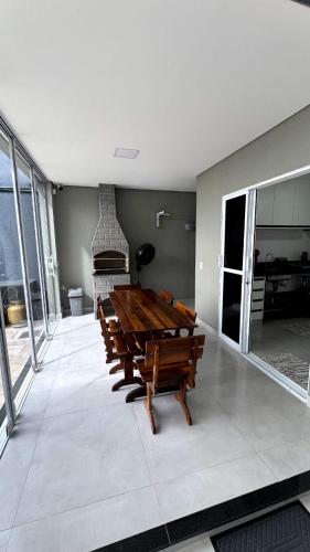 a living room with a wooden table and benches at Residencial Morales in Cedral