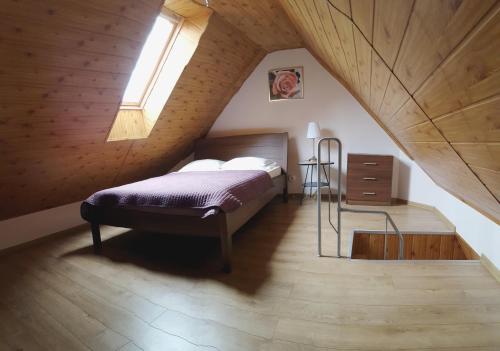 una camera da letto con letto in mansarda di Apartament Anita a Jastrzębia Góra