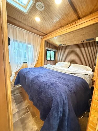 1 dormitorio con 1 cama grande en una casa en Sun RV in Trailer park, en Naples