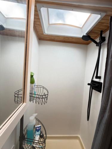 Un baño de Sun RV in Trailer park