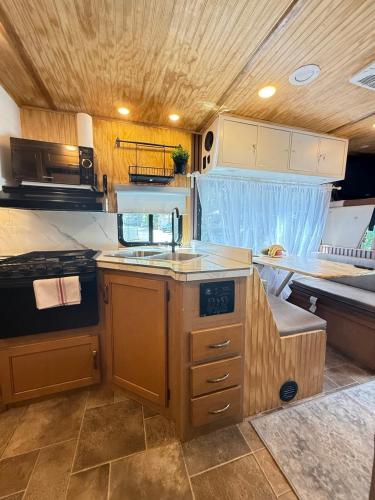 Una cocina o zona de cocina en Sun RV in Trailer park