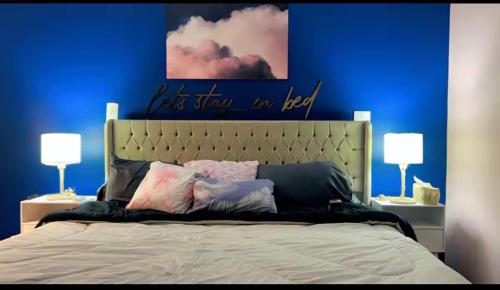 Postel nebo postele na pokoji v ubytování Luxury Two bedroom Apartment at Rehab City in front of avenue mall