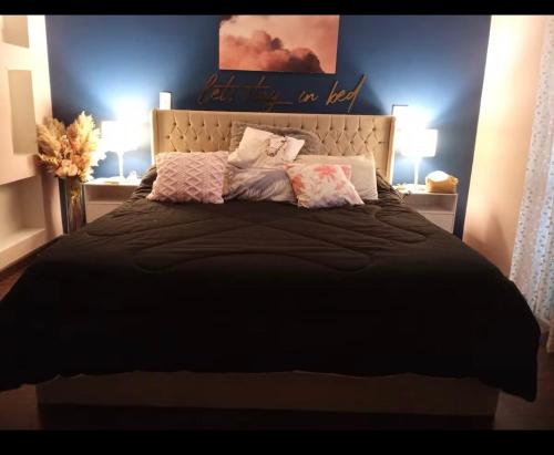 Postel nebo postele na pokoji v ubytování Luxury Two bedroom Apartment at Rehab City in front of avenue mall