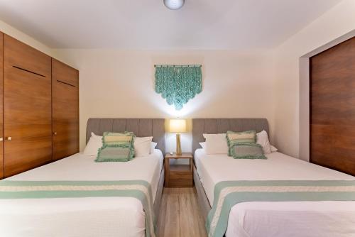 Lagoonfront Apartment with Pool and Beach Accessにあるベッド
