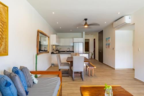 Lagoonfront Apartment with Pool and Beach Accessにあるキッチンまたは簡易キッチン