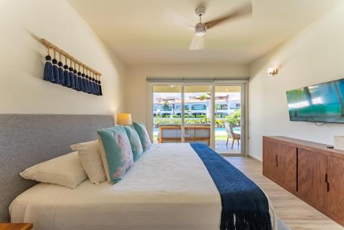 Lagoonfront Apartment with Pool and Beach Accessにあるベッド