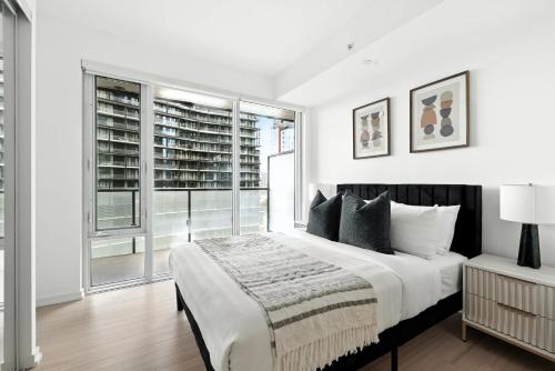 Ένα ή περισσότερα κρεβάτια σε δωμάτιο στο Modern Downtown Retreat - Sleek Patio Oasis