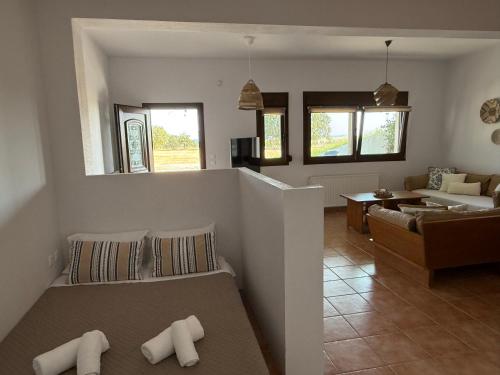 una sala de estar con un sofá y una mesa en Vines horizon, en Alexandroupoli
