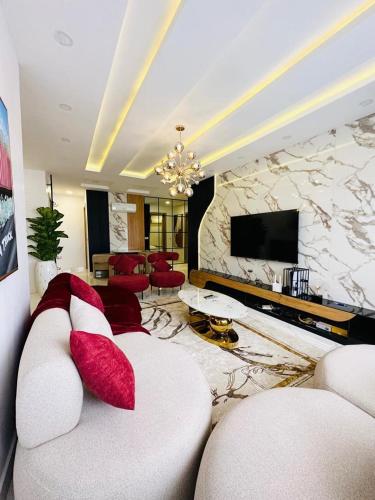 TV a/nebo společenská místnost v ubytování Luxurious and Spacious CitiView 3bedroom Apartment