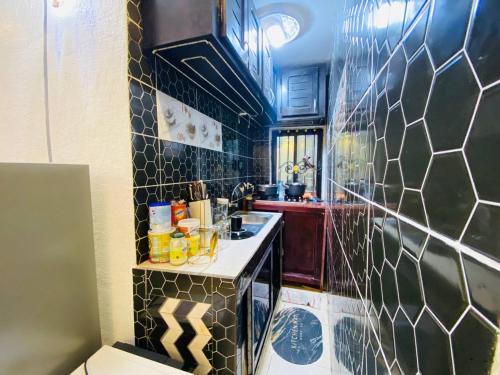 Una cocina o cocineta en Stylish Apt Designer Kitchen