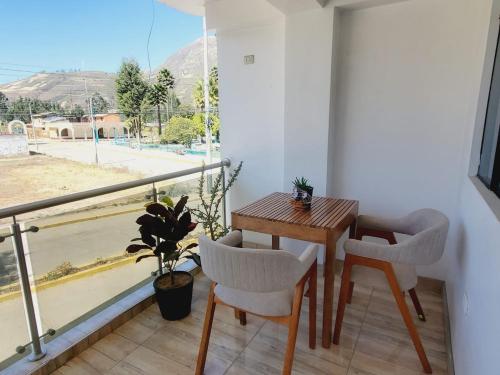 a room with a table and chairs and a window at Acowasi in Acopampa