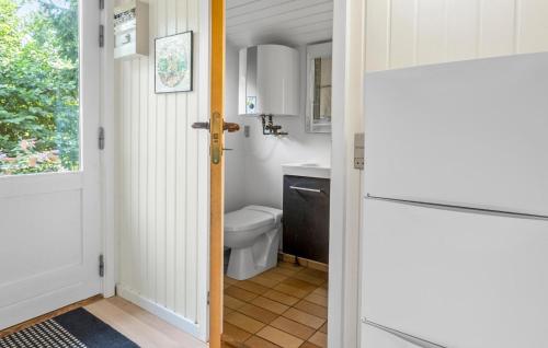 Ένα μπάνιο στο 4 Bedroom Amazing Home In Idestrup