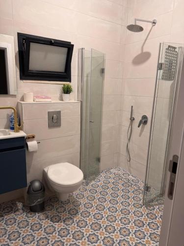 a bathroom with a shower and a toilet and a sink at צימר זוגי חמים מצפה ימים in Safed