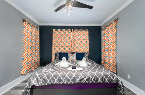 Postel nebo postele na pokoji v ubytování Modern Chic Montrose 3BR Apartment with King Bed