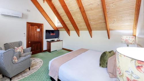 TV a/nebo společenská místnost v ubytování Mt Tamborine Stonehaven Manor