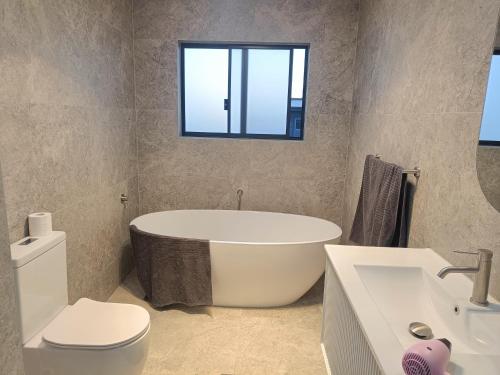 Ένα μπάνιο στο Superior Twin Room in Spacious and Modern Home - NR10