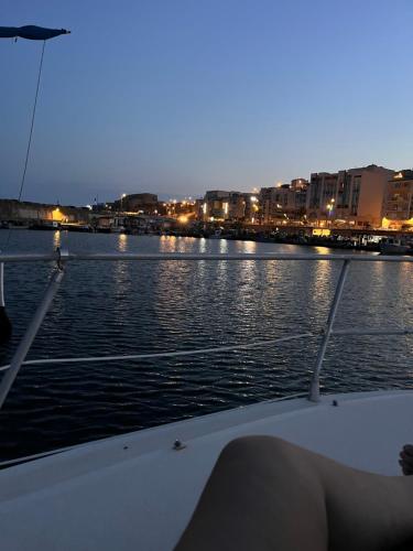 a boat in a body of water at night at IPANEMA - JOLI BATEAU à QUAI in Sète