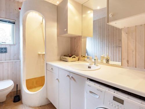 Ένα μπάνιο στο 8 person holiday home in Gilleleje-By Traum