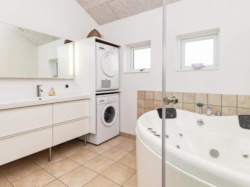 Koupelna v ubytování 8 person holiday home in Brovst-By Traum