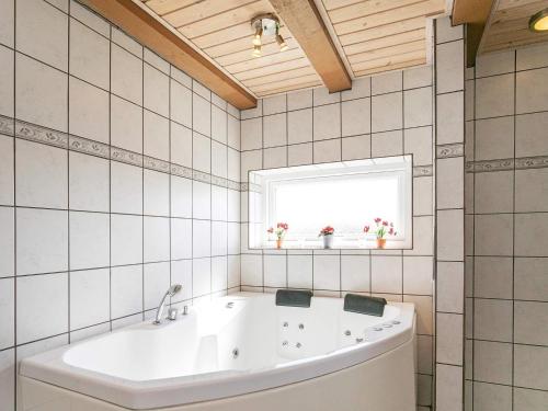 Ένα μπάνιο στο 8 person holiday home in Hjørring-By Traum