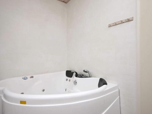 Bilik mandi di 8 person holiday home in Toftlund-By Traum