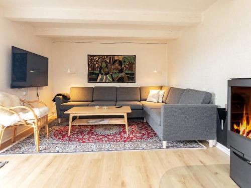 Ein Sitzbereich in der Unterkunft 6 person holiday home in Frøstrup-By Traum