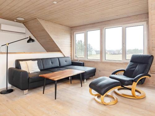 Ein Sitzbereich in der Unterkunft 6 person holiday home in Frøstrup-By Traum