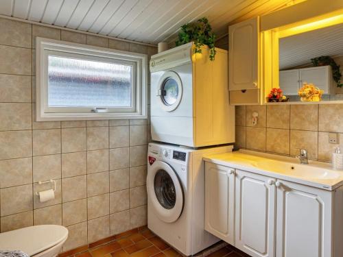 Ένα μπάνιο στο 6 person holiday home in Gørlev-By Traum