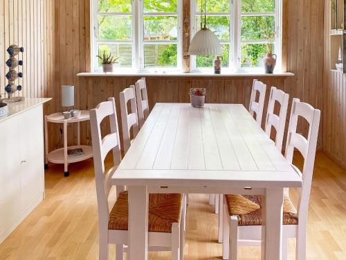 グレーノにある6 person holiday home in Grenaa-By Traumの白いテーブルと椅子が備わるキッチン
