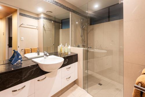Ένα μπάνιο στο Edge 18 Waterfront Luxury