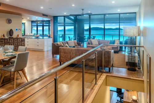 Χώρος καθιστικού στο Edge 18 Waterfront Luxury