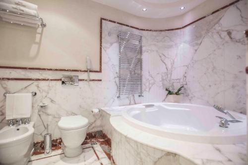 Bilik mandi di Golden Tower Hotel & Spa