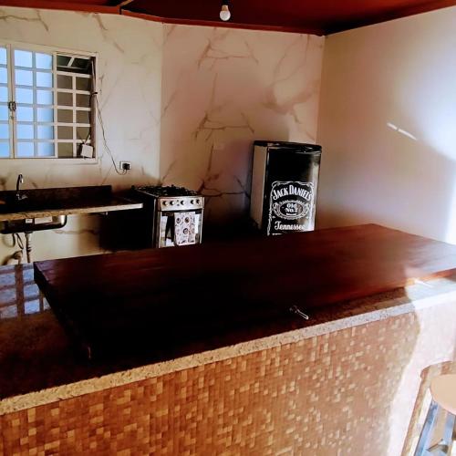 a counter in a room with a counter top at Rancho Victória in Caconde