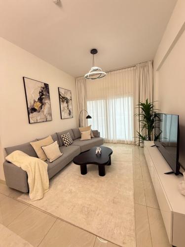 Premium 1BR, 2 Bath, Walk to Circle Mall, Pool & Gym