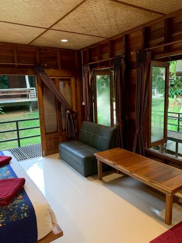 Χώρος καθιστικού στο The Cliff & River Jungle Resort