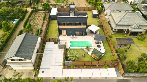 an aerial view of a house with a swimming pool at Color Bee Villa 99 海の見える貸別荘,プライベートプール, サウナ, ジャグチ,ドッグラン,BBQ付き in Shirako