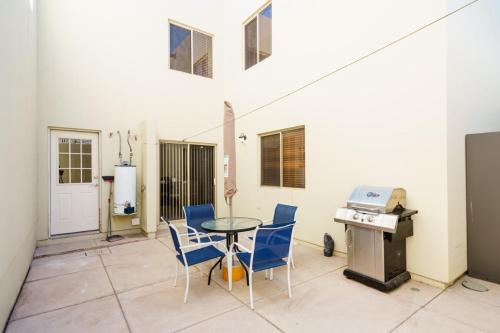 a room with a table and chairs and a stove at Santa Bárbara wifi Factura in Hermosillo
