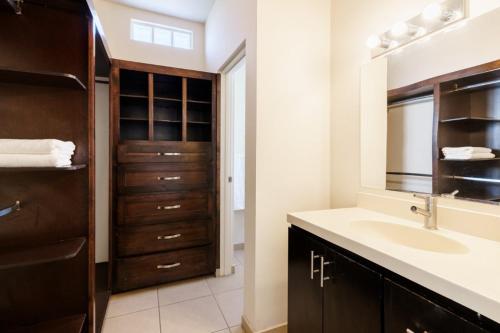 a bathroom with a sink and a mirror at Santa Bárbara wifi Factura in Hermosillo