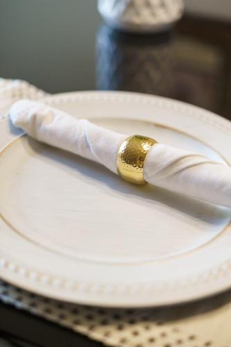 a knife sitting on top of a white plate at Santa Bárbara wifi Factura in Hermosillo