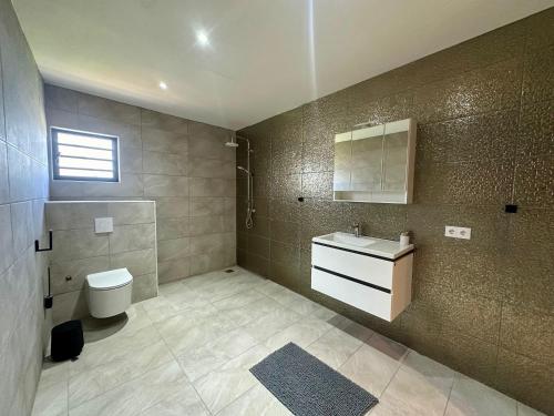 Phòng tắm tại Trupiaal Apartment - Regal Rentals Curacao
