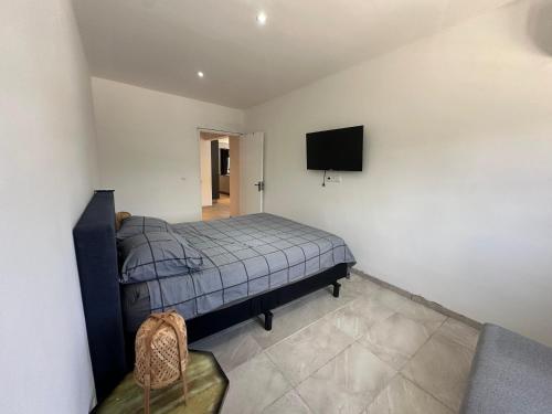 Giường trong phòng chung tại Trupiaal Apartment - Regal Rentals Curacao